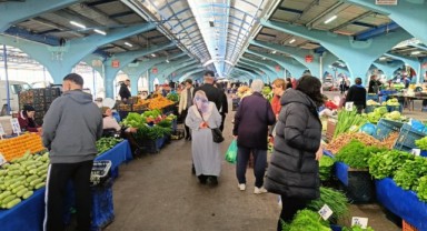 Vatandaşlar taze ürün için erken saatlerde tezgâhlara akın etti
