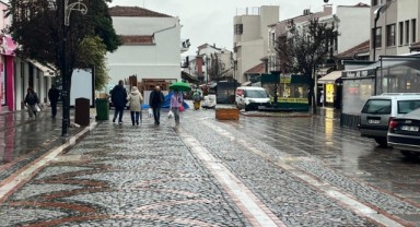 Yağış nedeniyle cadde ve sokaklarda su birikintisi oluştu