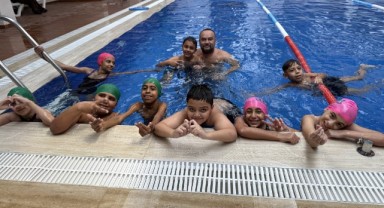 Yüzme öğrenen Roman çocuklar madalyaya kulaç atacak