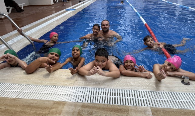 Yüzme öğrenen Roman çocuklar madalyaya kulaç atacak