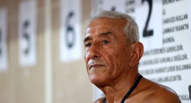 Yüzmeyi su kanalında öğrendi