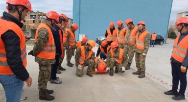 Askerlere afet eğitimi verildi