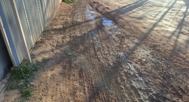 Belediye ekiplerinin sorunu çözmemesi mahalleliyi çileden çıkardı