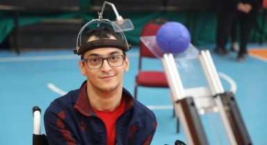 Berke, boccia sporunu tanıtarak farkındalık oluşturuyor