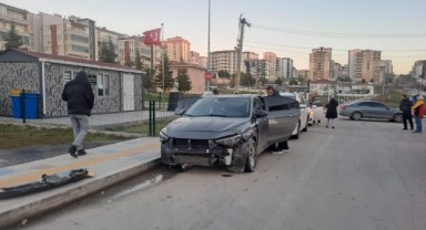 Buz tutan yolda zincirleme kaza