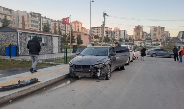 Buz tutan yolda zincirleme kaza