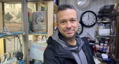 Çeyrek asırdır saatçilik mesleğine devam ediyor