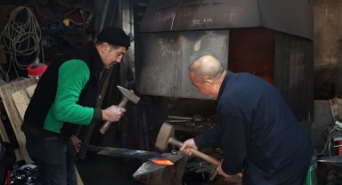 Demircilik yapan kardeşler mesleği yaşatmaya çalışıyor