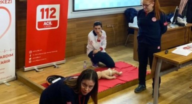 Eczacılık fakültesi öğrencilerine ilk yardım eğitimi