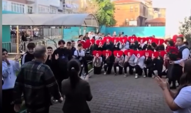 Emekli olan öğretmene duygulandıran veda