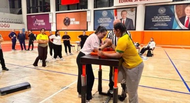 Genç sporcular bilek güreşinde il birinciliği için yarıştı
