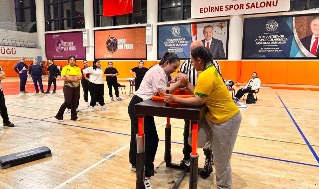 Genç sporcular bilek güreşinde il birinciliği için yarıştı