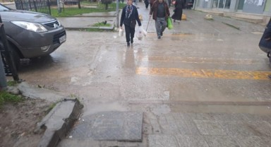 Haftalardır onarılmayan yol yağmurla birlikte çileye döndü