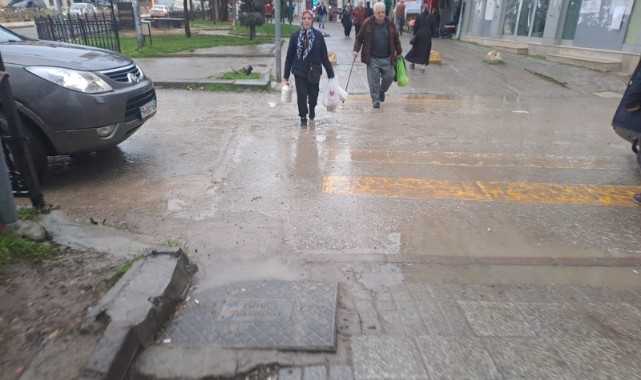 Haftalardır onarılmayan yol yağmurla birlikte çileye döndü