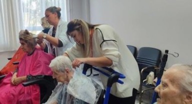 Huzurevindeki yaşlılara kuaförlük hizmeti