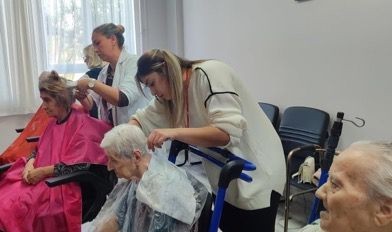 Huzurevindeki yaşlılara kuaförlük hizmeti