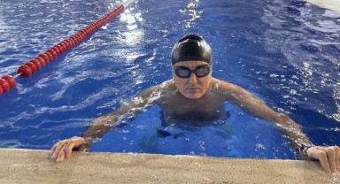 Kas zayıflığı rahatsızlığı bulunan Timuçin, yüzerek zinde kalıyor