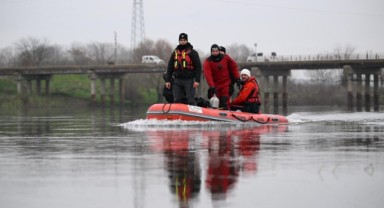 Kurbağa adamlar Meriç Nehri'nde 6 gündür kayıp genci arıyor