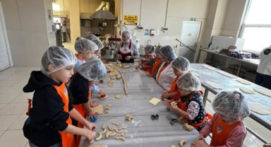 Minik öğrenciler Osmanlı mirası tatlıların yapımını öğrendi