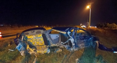 Otomobil ikiye bölündü, sürücü yaralandı