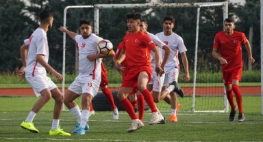 Roman gençler dostluk maçı yaptı