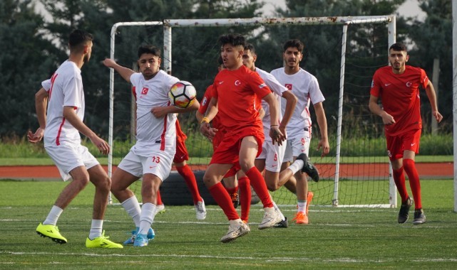 Roman gençler dostluk maçı yaptı