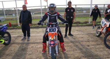 Şampiyon motosikletçi babasının izinden gidiyor