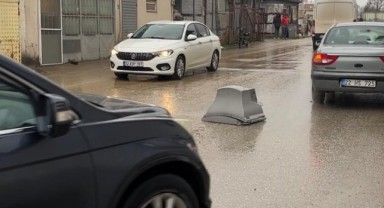 Seyir halindeki otomobilin bagajından televizyon düştü