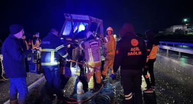 Sıkışan sürücü itfaiye ekiplerince kurtarıldı