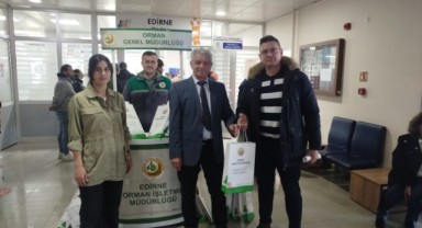 Tapu Müdürlüğünde işlem yaptıranlara fidan hediye