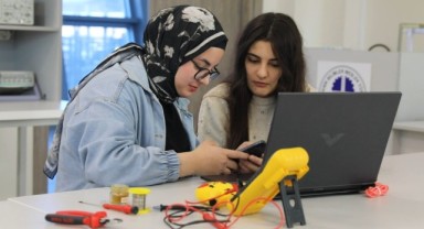 Üniversiteli gençlerden kadınlara yönelik gizli acil yardım anahtarlığı