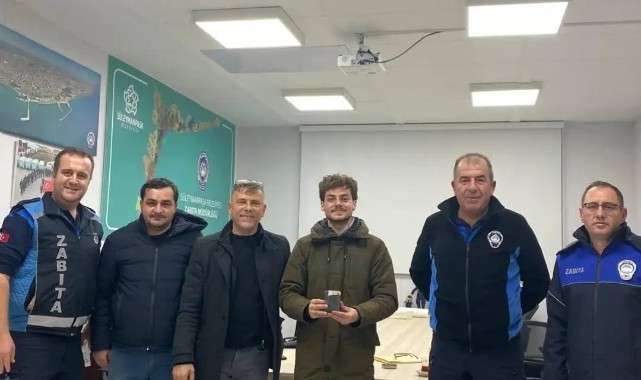 Yanlışlıkla çöpe atılan cüzdan bulunarak sahibine ulaştırıldı