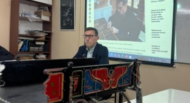 Yaşayan İnsan Hazinesi çeyrek asırdır sürdürdüğü sanatını öğrencilere anlattı