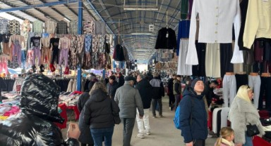 Yılbaşı öncesi cuma pazarı’nda alışveriş telaşı arttı