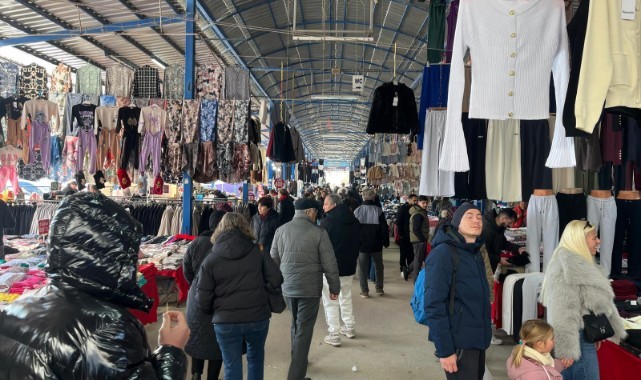 Yılbaşı öncesi cuma pazarı’nda alışveriş telaşı arttı