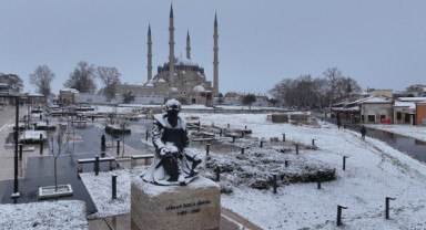 Balkanlardan gelen kar, Edirne’yi beyaza bürüdü