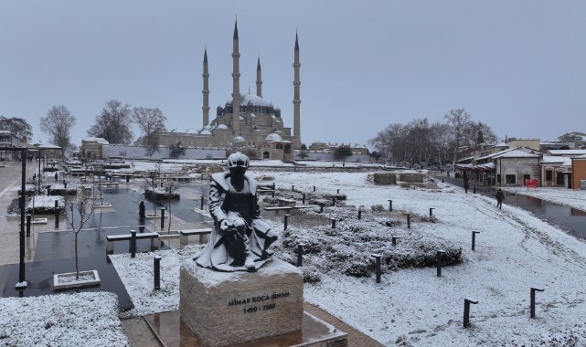 Balkanlardan gelen kar, Edirne’yi beyaza bürüdü