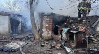 Bir evin kömürlüğünde çıkan yangın söndürüldü