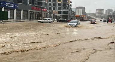 Bir yağmur, bin kaos: Edirne sokakları göle döndü...