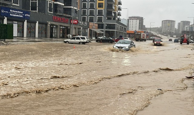 Bir yağmur, bin kaos: Edirne sokakları göle döndü...