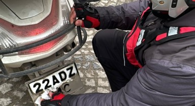 Çamurla kapanan plakalar temizlenmeli