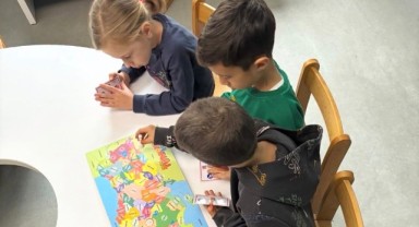 Çocuklar tatili akıl ve zeka oyunlarıyla kütüphanede geçiriyor