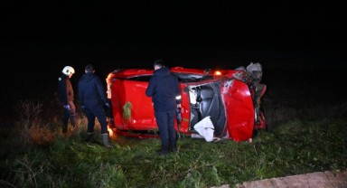 Devrilen otomobildeki 2 kişi yaralandı