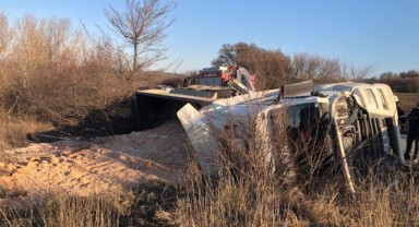 Devrilen tırın sürücüsü yaralandı