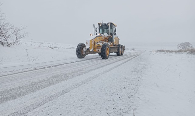 Ekiplerin karla mücadelesi sürüyor
