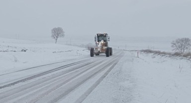 Ekiplerin karla mücadelesi sürüyor