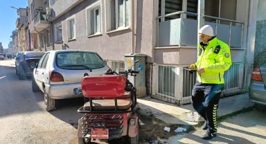 Elektrikli bisikletteki kadın ve çocukları trafik kazasında yaralandı