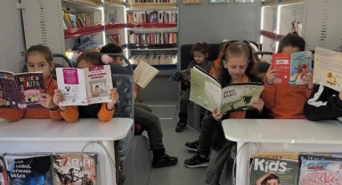 Gezici kütüphane öğrencilere okuma alışkanlığı kazandırıyor