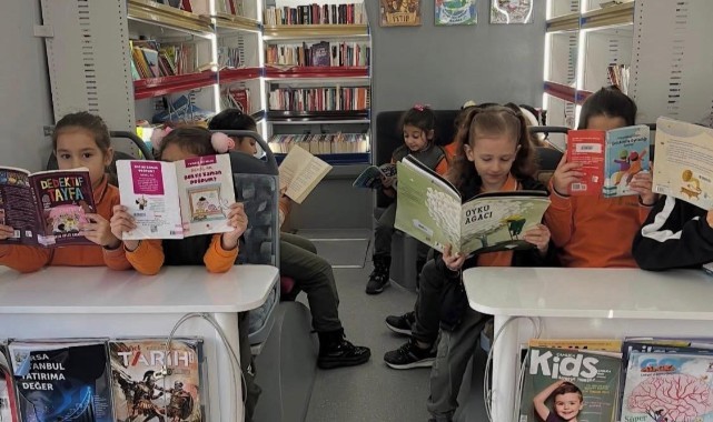 Gezici kütüphane öğrencilere okuma alışkanlığı kazandırıyor