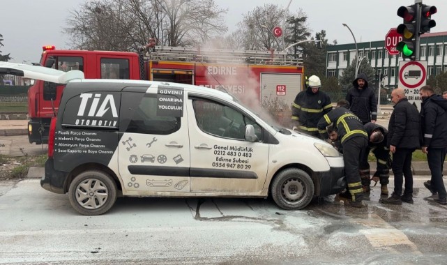 Hafif ticari araçta çıkan yangın söndürüldü